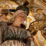 � una delle pi� grandi e pregevoli statue dedicate a Michele e il volto ha una strana particolarit�: in base all�angolatura da cui lo si osserva pu� apparire sia con lineamenti maschili...